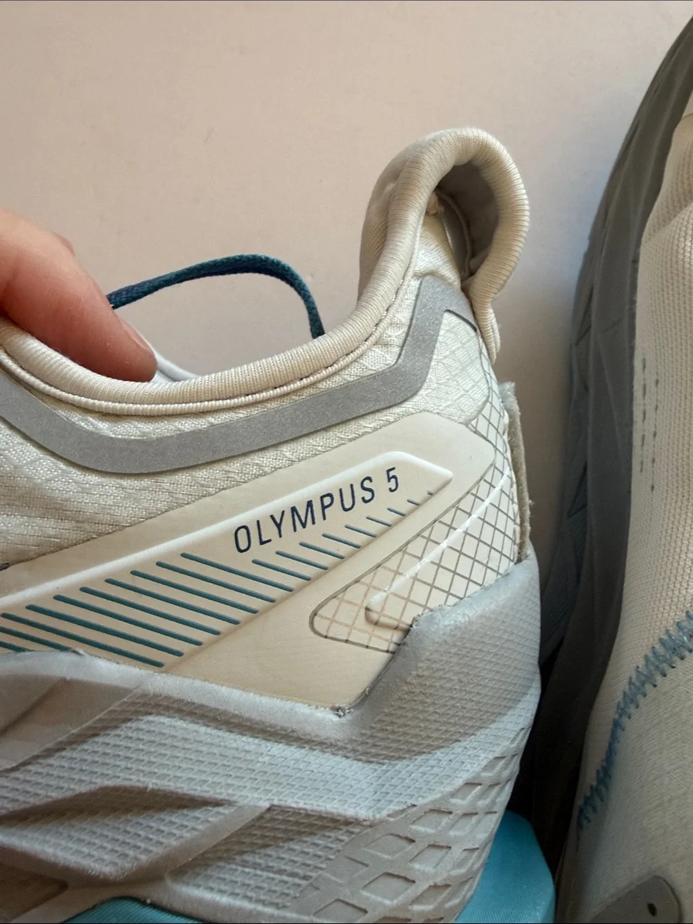 Altra Olympus 5 White and Blue Women's Running Sneakers Sz 8 VGUC